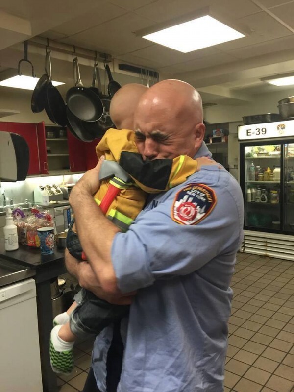 Больной раком ребенок стал почетным членом команды пожарных Нью-Йорка