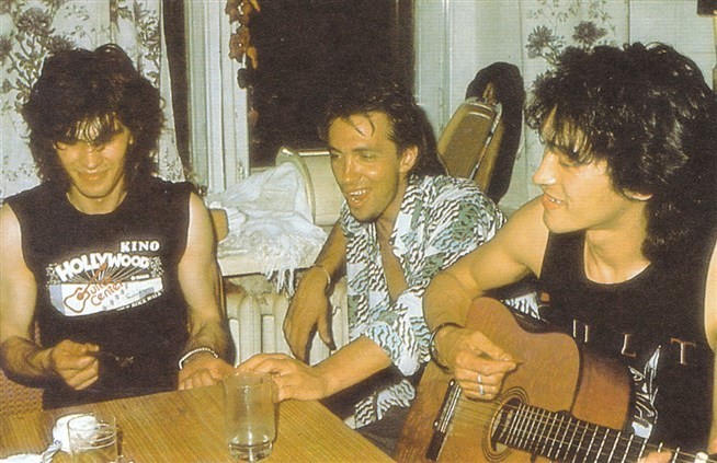 Юрий Каспарян, Сергей Курёхин и Виктор Цой в квартире Липницкого, Москва, 1986.