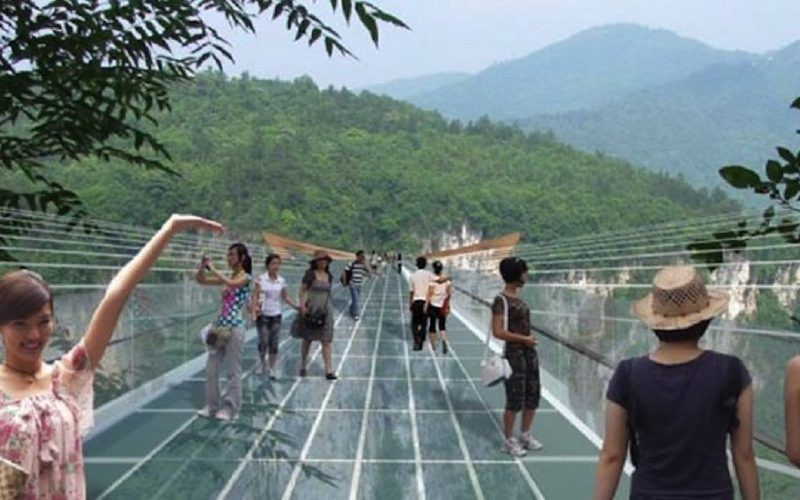 Туристы боятся переходить по стеклянному мосту