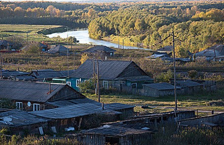 По словам челябинского журналиста, большинство жителей села уже разъехались и не пытаются оспорить права на дома. Заселенным остается только один дом и общежитие. Всего там проживает не больше ста человек.