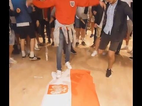 Британские болельщики растоптали флаг Польши 