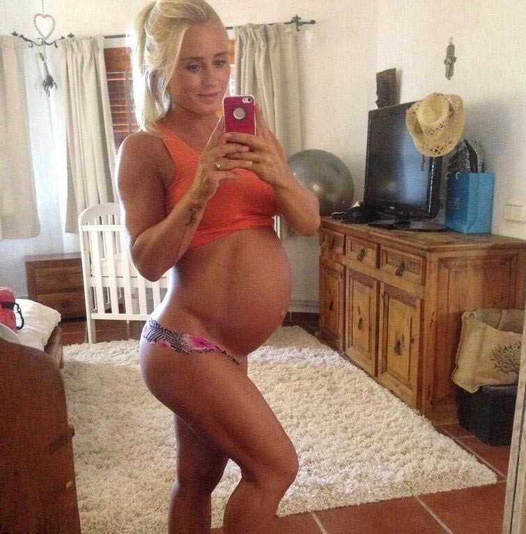 Обратите внимание, как мало лишнего веса Мирелла накопила во время беременности, а ведь её живот больше, чем у многих мам, которые даже не занимаются спортом 