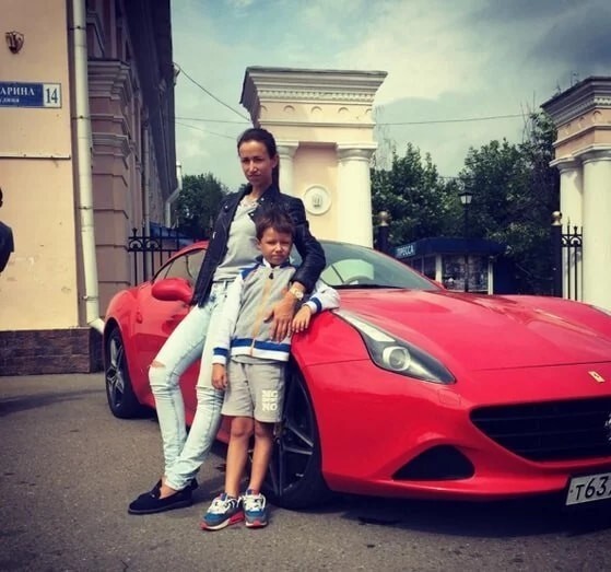 Жена футболиста Широкова передвигается на «Феррари».