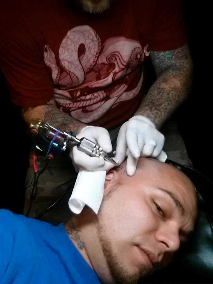 Отец решил поддержать сына, сделав у себя на голове татуировку в форме точно такого же шрама