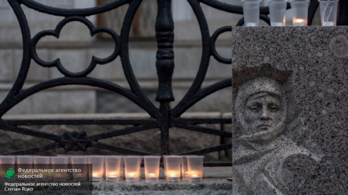 Петербуржцы зажгли у «Блокадной полыньи» 1418 свечей в память о войне