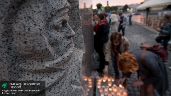 Петербуржцы зажгли у «Блокадной полыньи» 1418 свечей в память о войне