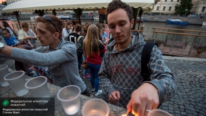 Петербуржцы зажгли у «Блокадной полыньи» 1418 свечей в память о войне