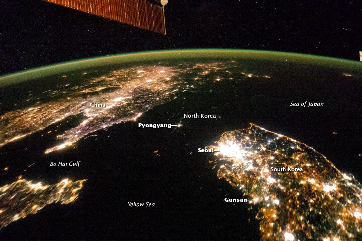 8. Северная Корея вырабатывает так мало электроэнергии, что ее практически не видно из космоса 