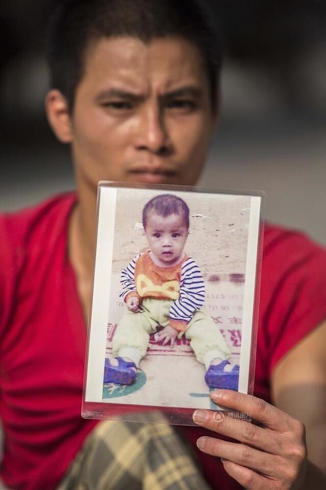 «Я никогда не брошу поиски». Мужчина с инвалидностью путешествует по Китаю в поисках своего сына