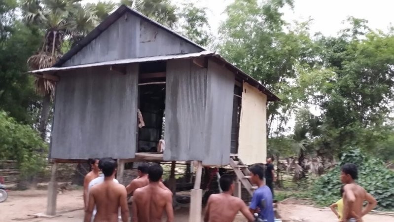 В камбоджийской деревне мужчина задолжал денег и поджог себя