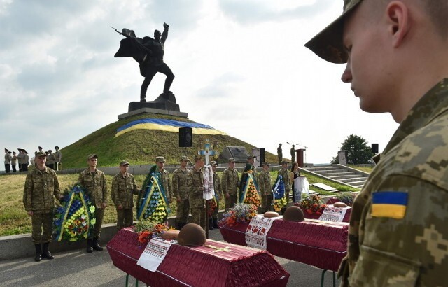 Под Киевом захоронили 20 советских солдат