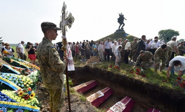 захоронили героев возле мемориала "Барышевский котел" 
