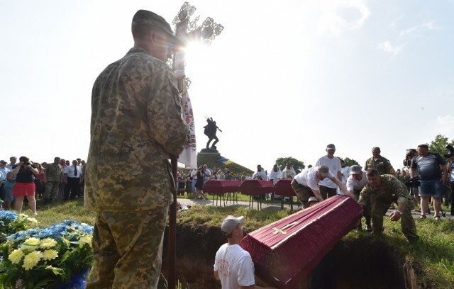 Под Киевом захоронили 20 советских солдат