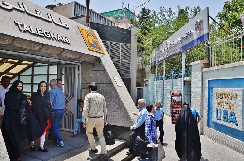 Тегеранское метро: мальчики налево, девочки направо