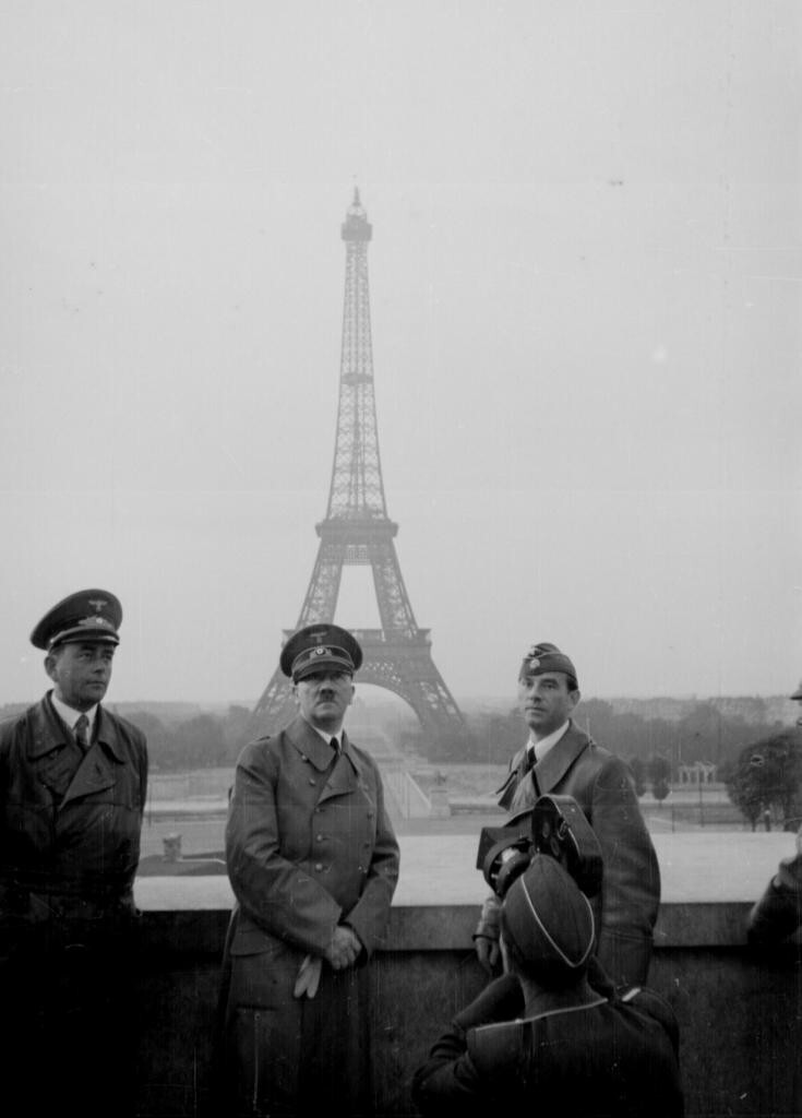 В период немецкой оккупации Парижа Адольф Гитлер не смог попасть на вершину Эйфелевой башни, так как привод лифта был нарочно повреждён французами. Фюрер отказался подниматься пешком.