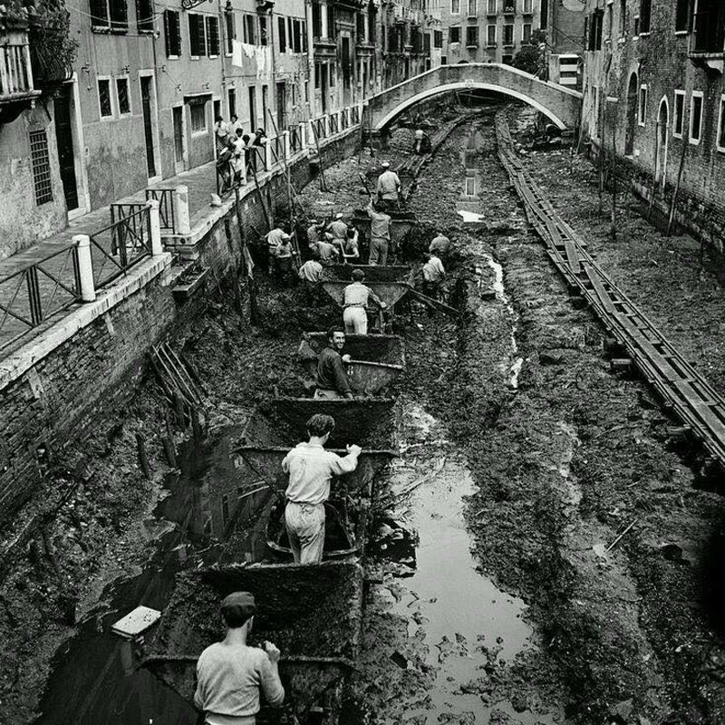 Знаменитые каналы Венеции были опущены и вычищены в 1956 году