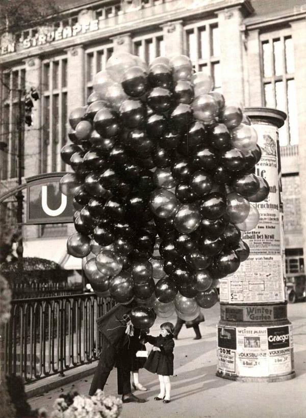 Маленькая девочка покупает воздушные шарики в Берлине, 1935