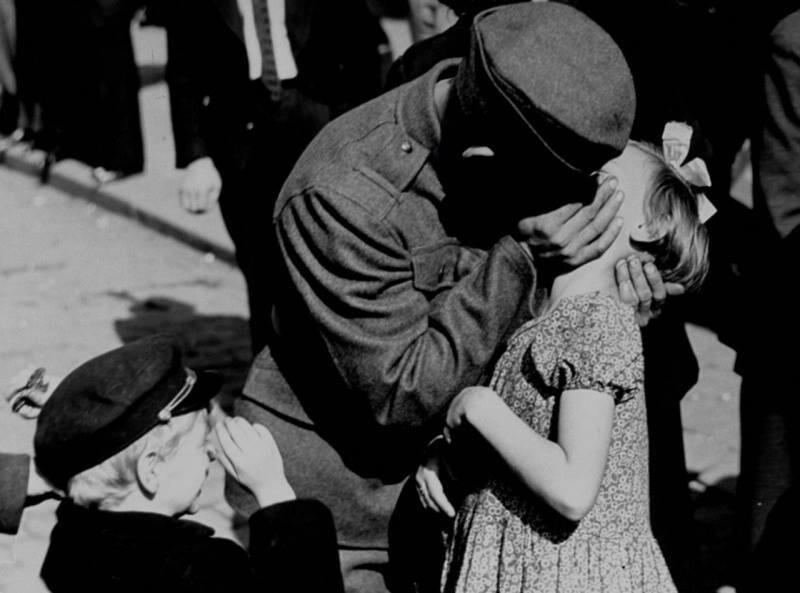 Солдат целует дочь перед отъездом на войну, 1938