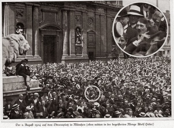 Гитлер слушает в толпе объявление о начале Первой мировой войны в 1914 году