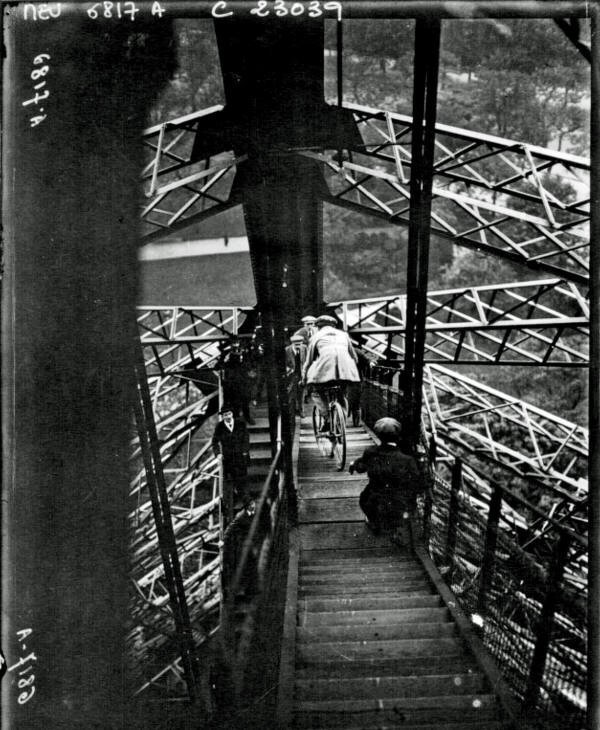Мужчина съезжает на велосипеде с Эйфелевой башни, 1923