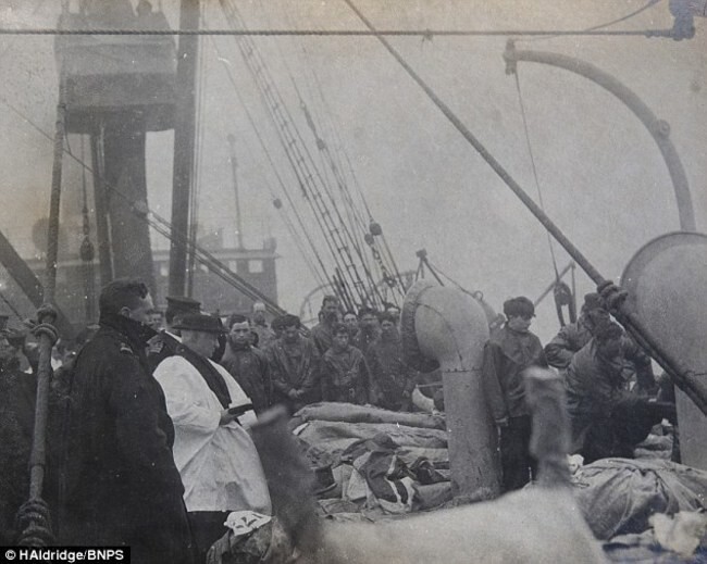 Прибытие жертв «Титаника» на сушу, 1912