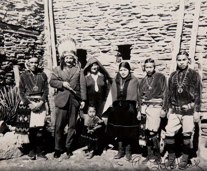Альберт Эйнштейн во время визита в индейское племя, 1922