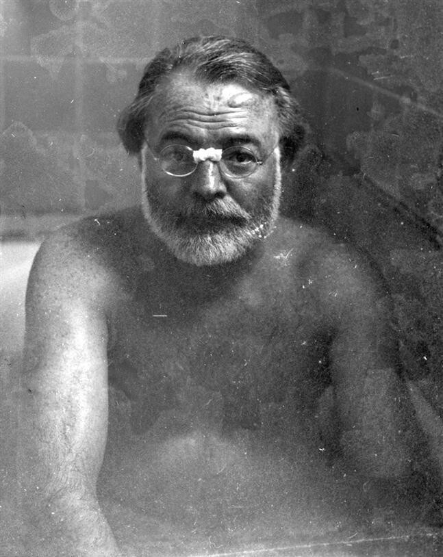 Эрнест Хемингуэй в ванне, 1922