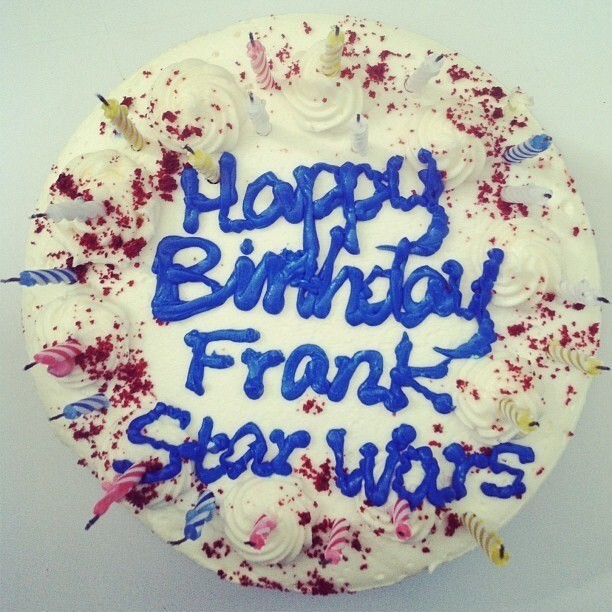 8. "С днем рождения, Фрэнк! Звездные войны!" - да-да, именно так делаются торты по "Звездным войнам
