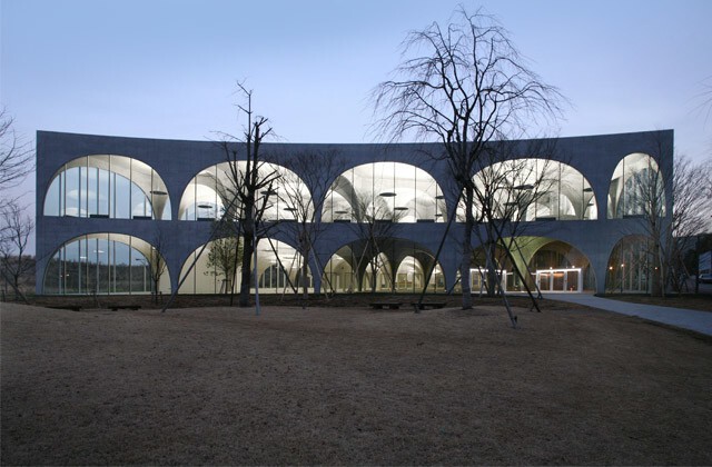 Библиотека университета искусств тама (Хатиодзи кампус), Хатиодзи-Ши, Токио, Япония. 2007