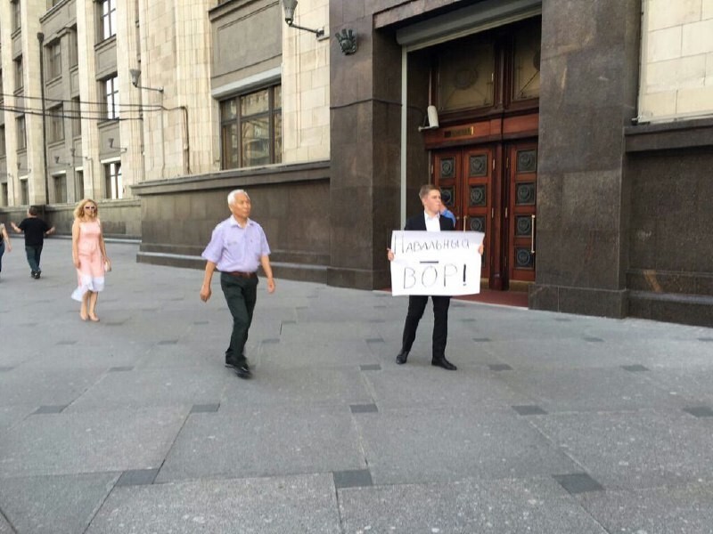 Сейчас проходит серия одиночный пикетов возле Гос.Думы против Навального "Люди против Навального", "Навальный - вор", "Навальный в тюрьму" и т.д.