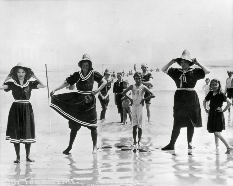 Еще в начале ХХ века поваляться на пляже можно было разве что в полном костюме, включая чулки и шляпу. 