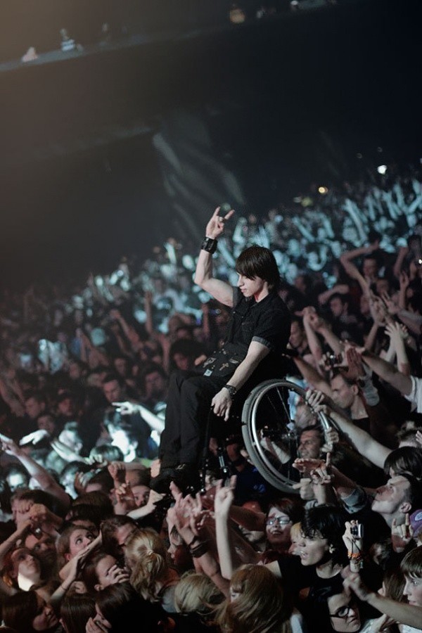 В Москве жители подняли парня на инвалидной коляске и поставили ближе к сцене