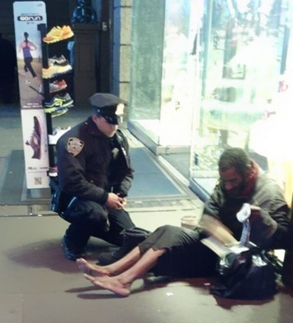 Полицейский купил бездомному носки и обувь. Помог одеть.