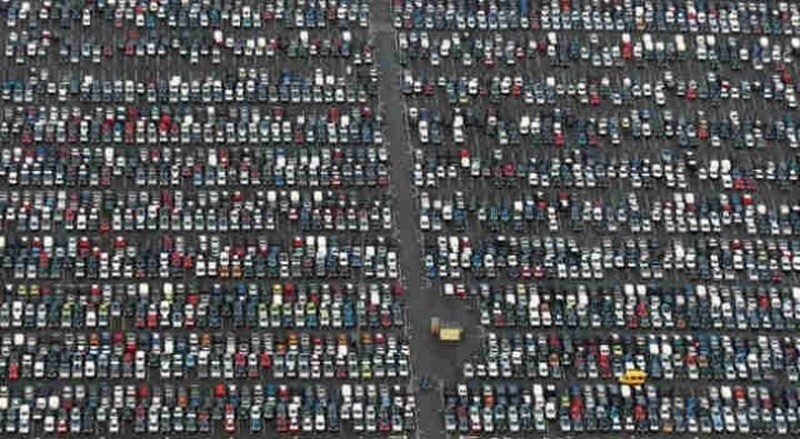 Тысячи новеньких "Ситроенов", прибывших из Франции и не нужных никому, припаркованы в городе Корби, Нортгемптоншир, Великобритания. 