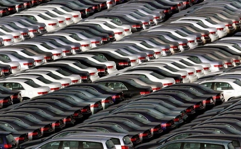 Тысячи автомобилей Honda, тщетно ожидающих покупателей, Токио.