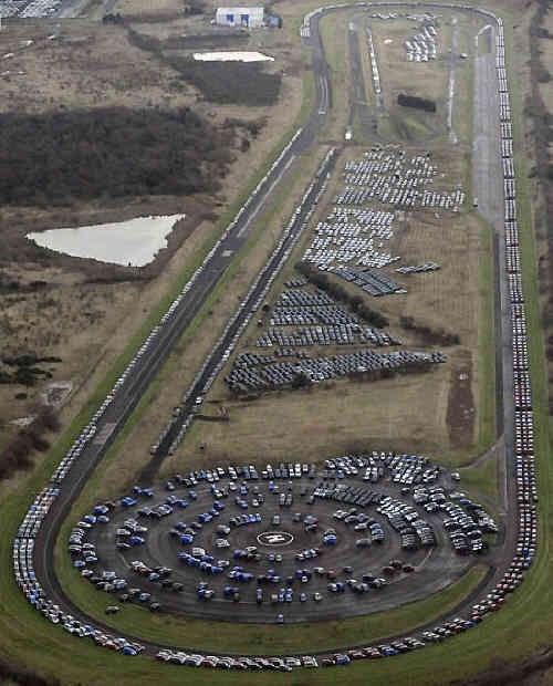 Тестовый автодром "Ниссан" в местечке Сандерлэнд, Великобритания. Не многовато ли автомобилей там припарковано?