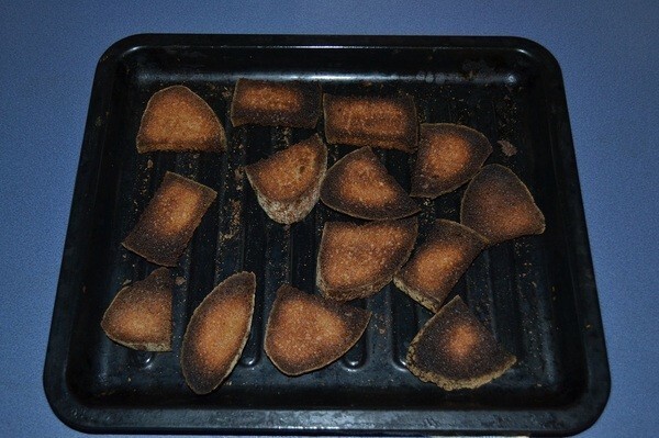Начнем... в духовке подсушиваем сухари(так, чтобы они немного подгорели... Чуть больше четвертины черного хлеба(можно и бородинский взять)
