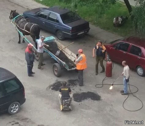 Шёл 2016 год, в городе Великие Луки меняют асфальт во дворе: