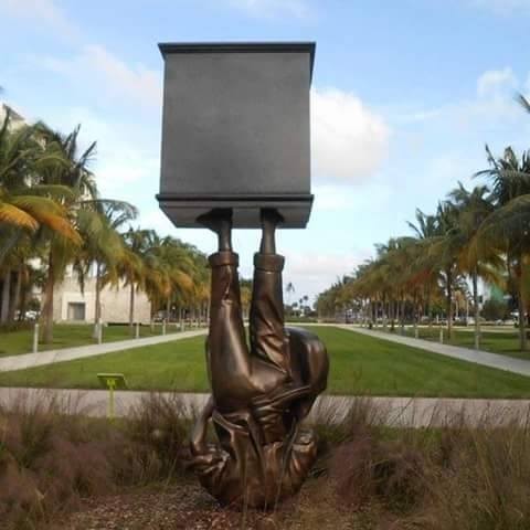 Универсальный памятник свергнутым диктаторам, Майами, США