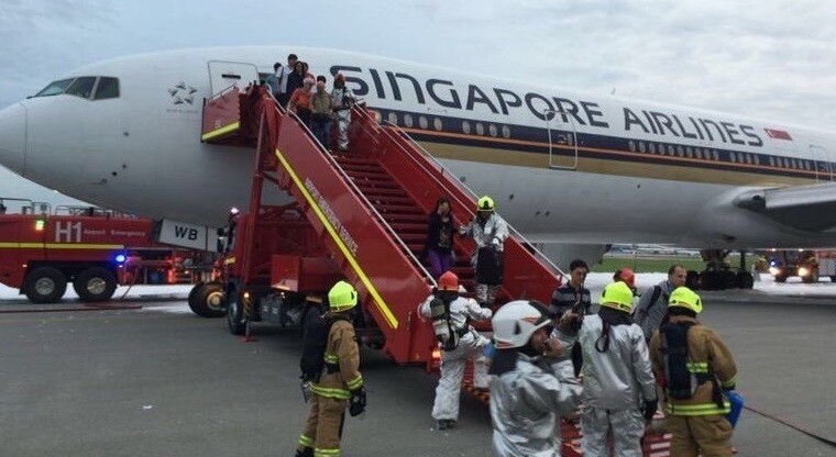 Сингапурский Boeing c 222 пассажирами на борту загорелся при посадке