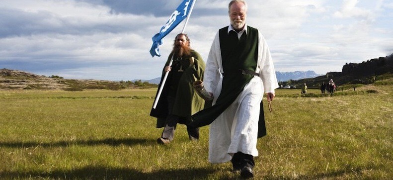 На фото: жрец церкви Ásatrúarfélagið и его последователь