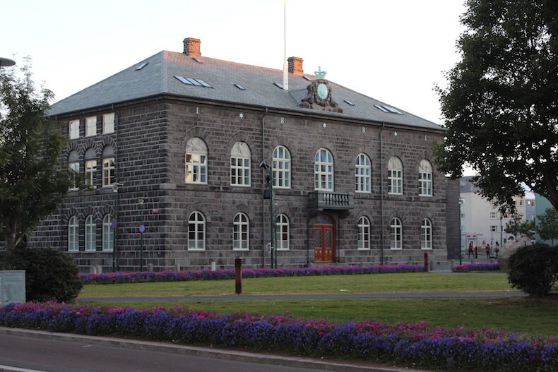 На фото: здание исландского парламента 