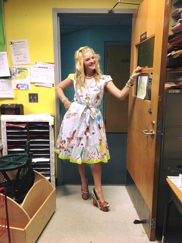 Учительница позволила первоклассникам раскрасить её платье в последний день учёбы и вот что из этого вышло