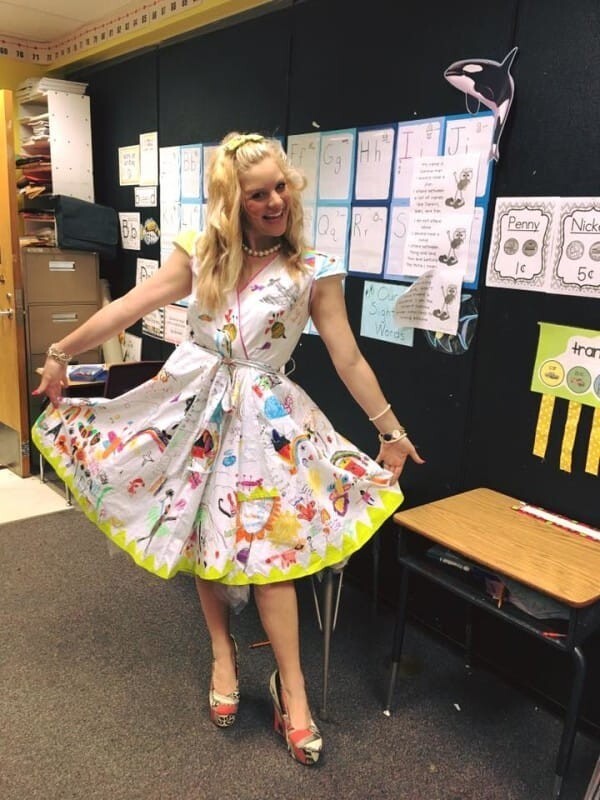 Учительница позволила первоклассникам раскрасить её платье в последний день учёбы и вот что из этого вышло