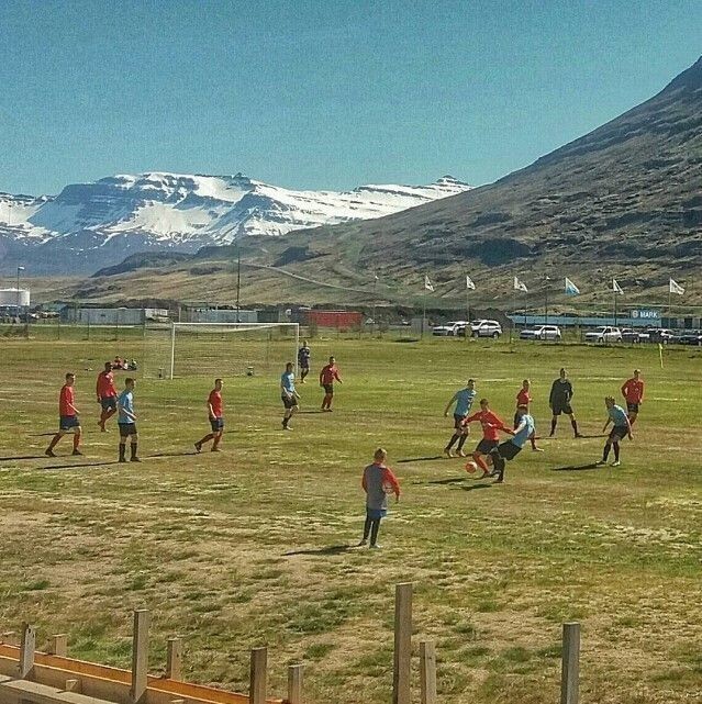 Как выглядят футбольные стадионы в Исландии