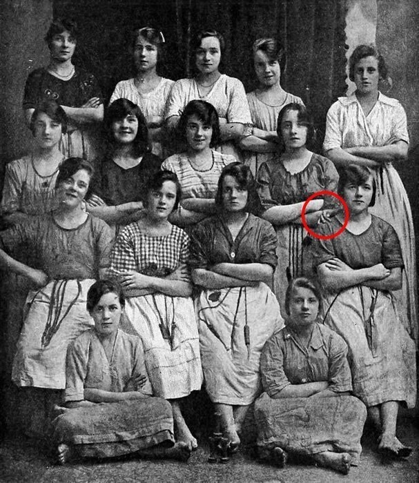 На фотоснимке 1900 года обнаружили призрака