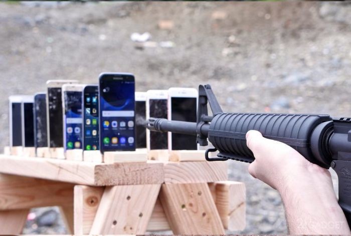 Apple или Samsung - чьи смартфоны лучше останавливают пули? 