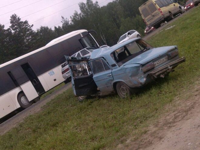 По словам очевидцев, водителя ВАЗа увезли в реанимацию.