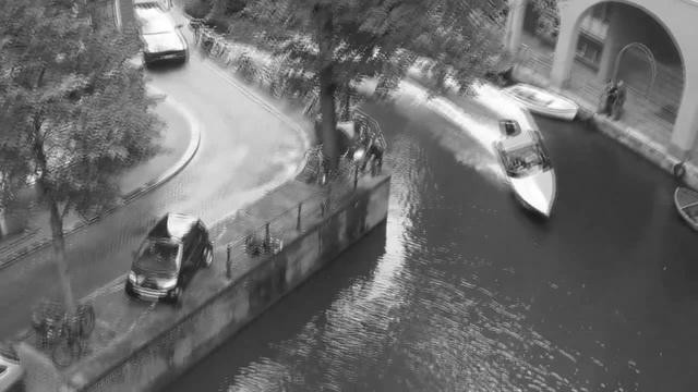 В сети появилось видео эффектной погони в Амстердаме, в которой участвовали Porsche Cayenne и моторная лодка. 