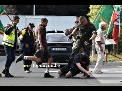 Болгары избили украинцев и литовцев, которые протестовали против России  